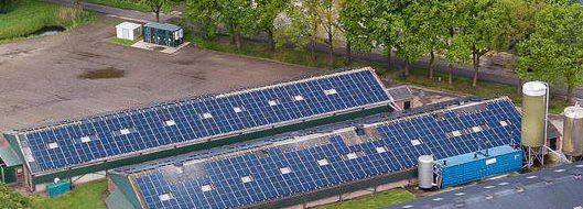 Drone foto met de bedrijfsgebouwen.