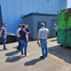 Foto van het werken aan de plaatsing van een batterij